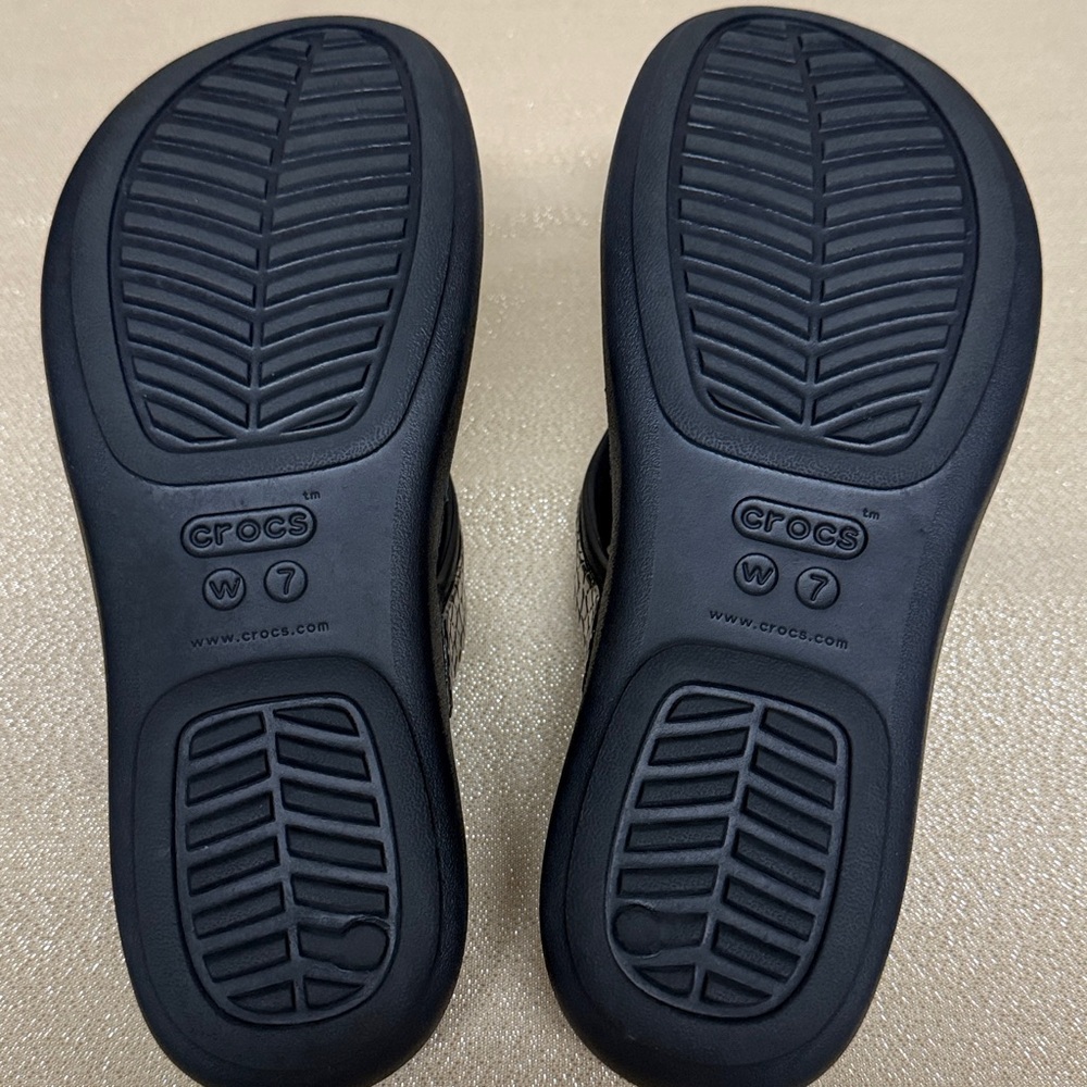 Crocs Monterey Hammered Metallic Wedge Flip Sandal Size 7 Black/Silver NWOT - Picture 5 of 6